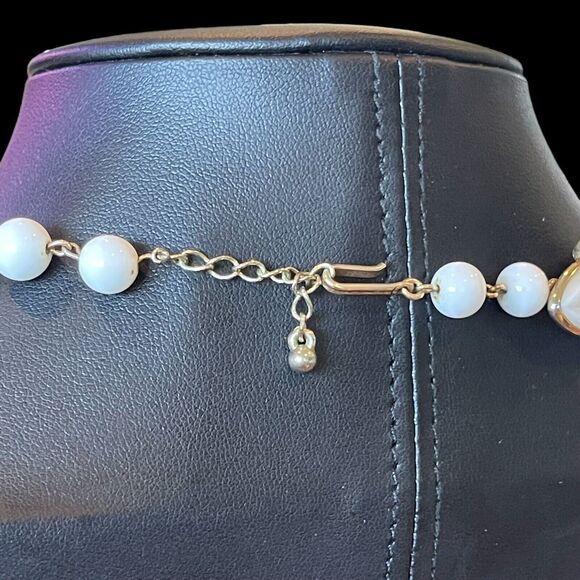 Vintage Crown Trifari White Milk Glass Leaf Motif Choker 15" Necklace Signed - Picture 4 of 6